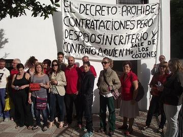 Concentración contra el despido de once trabajadores municipales
