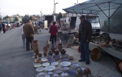 El mercadillo de antigüedades abre todos los sábados