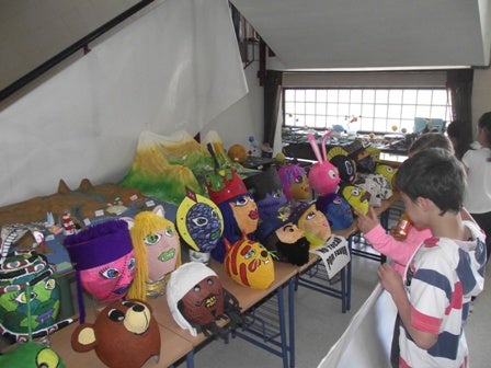 Exposición de máscaras y maquetas en el colegio Al-Zawiya