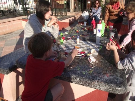 Niños y niñas de la ludoteca preparan el día de la Cruz