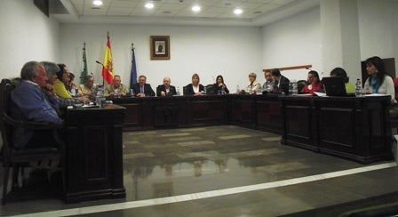 El pleno aprueba los presupuestos subir el salario al edil de Economía y poner sueldo al alcalde