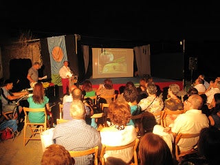 Premios, teatro y música reúnen a amigos y vecinos en 'Cultura bajo la luna'