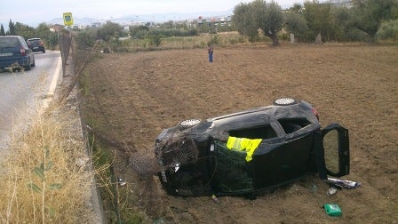 Herido leve al volcar con su vehículo por un terraplén en la calle Chorreras