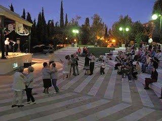 La verbena solidaria recoge 900 de kilos de alimentos para Cáritas