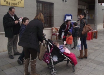 La cartera real ha recogido las cartas de los niños del pueblo