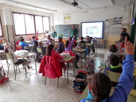 Los alumnos del Isabel la Católica aprenden de reciclaje con 'Ecozubia'
