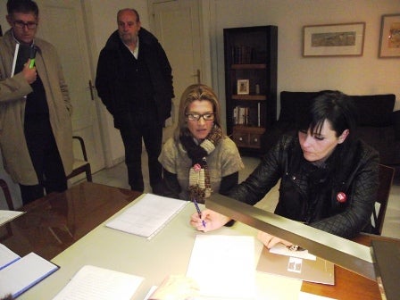 Cinco familias renegocian su hipoteca con Unicaja y conservan sus casas