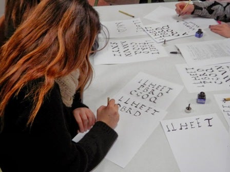 Alumnos del Trevenque reproducen papiros en las Jornadas de Cultura Griega y Latina