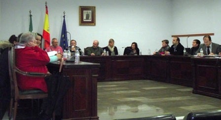 El equipo de gobierno rechaza suspender las oposiciones como pedían PSOE e IU