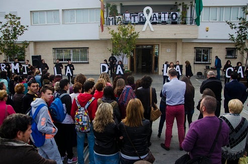 Alumnos del IES LA Blanca Paloma realizan una perfomance en Armilla por el 25N