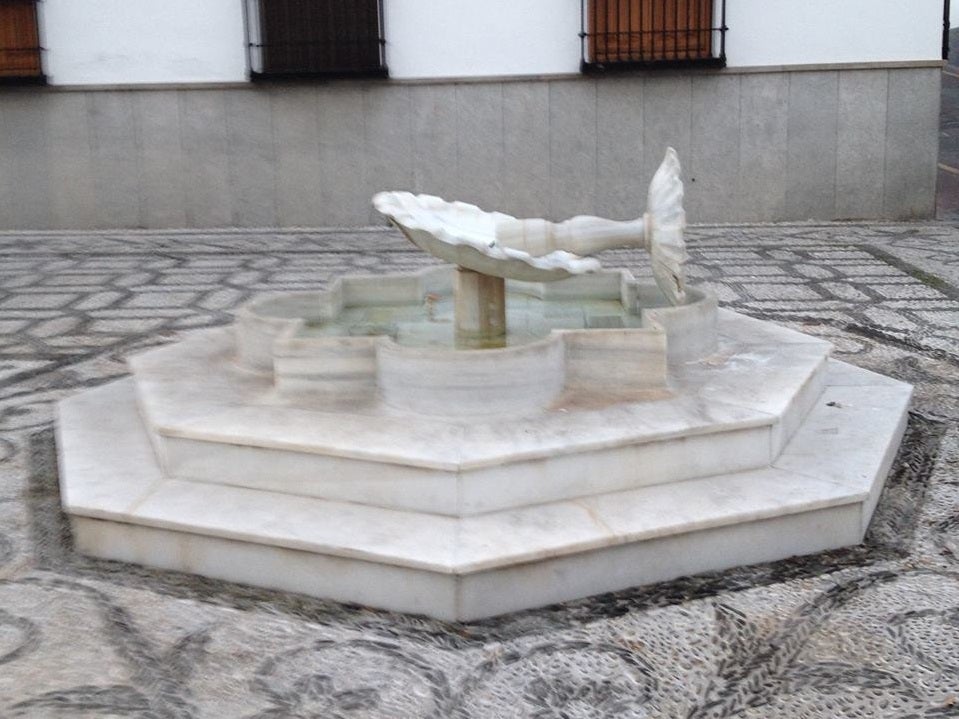 Destrozan la fuente del Ayuntamiento de La Zubia