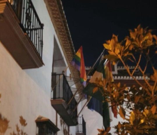 La bandera multicolor ondea en el Ayuntamiento de La Zubia