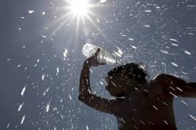 Beber mucha agua y vestir ropa holgada para minimizar la ola de calor
