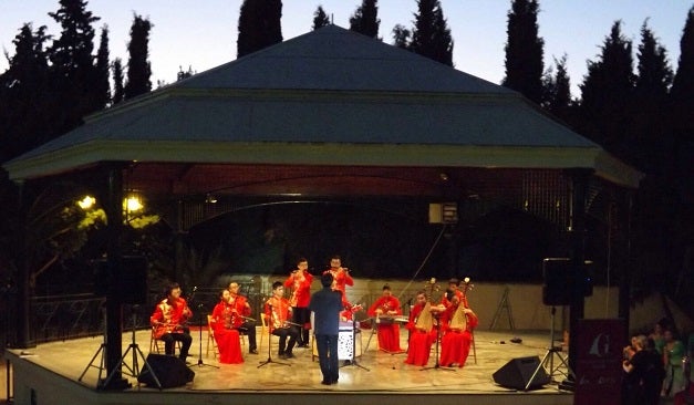 La espectacular actuación del Grupo de Arte de Beijing abre el programa estival 'La Zubia en clave de sol'
