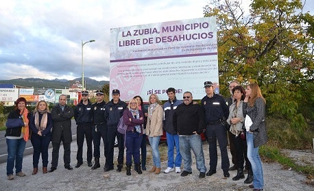 El Ayuntamiento instala un cartel a la entrada del pueblo que clama contra los desahucios