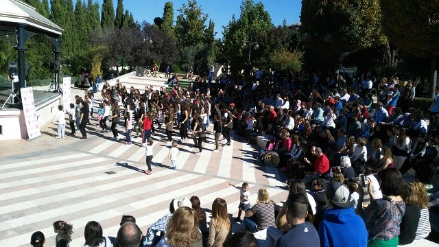 Un taller de danza urbana reúne a cientos de vecinos en el Parque de la Encina