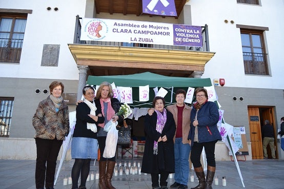 Las féminas de La Zubia permanecen 24 horas de vigilia para denunciar la violencia de género