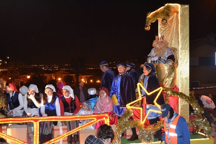 Los Reyes Magos reparten 1.500 kilos de caramelos en la cabalgata