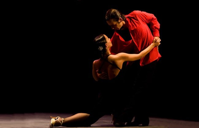 Actuación de tango en el autobús metropolitano de La Zubia