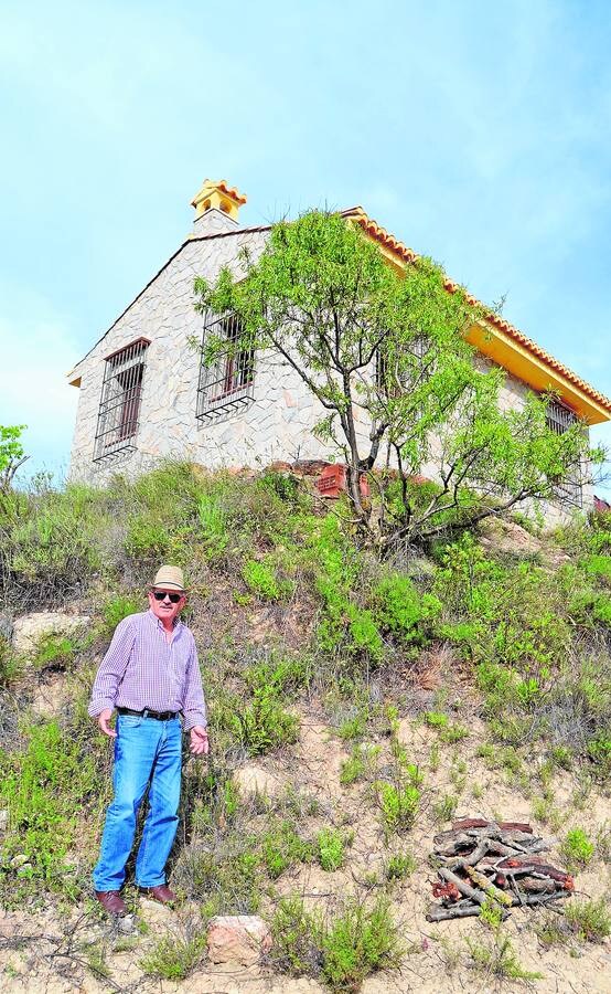 Iglesias, junto al polémico inmueble en Sierra Nevada.