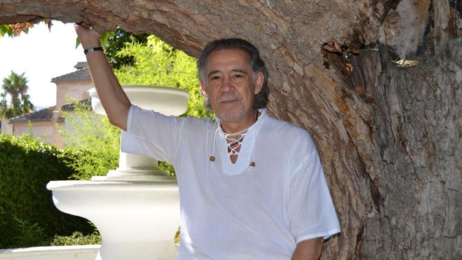 Pedro Enríquez: "Si comienzas a escribir puede que algún día te sientas poeta"