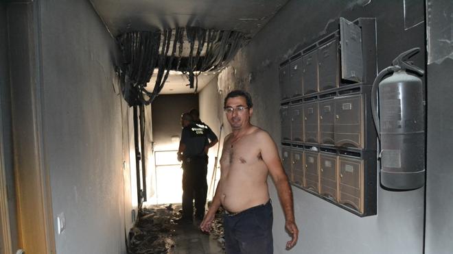 Los bomberos rescatan a 15 vecinos atrapados por el fuego en un bloque de la calle Santa Ana