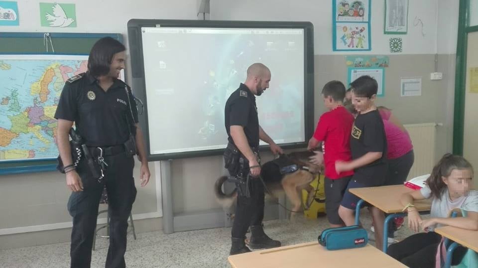 Agentes de la Policía Local explican a los escolares del Isabel La Católica en qué consiste su trabajo