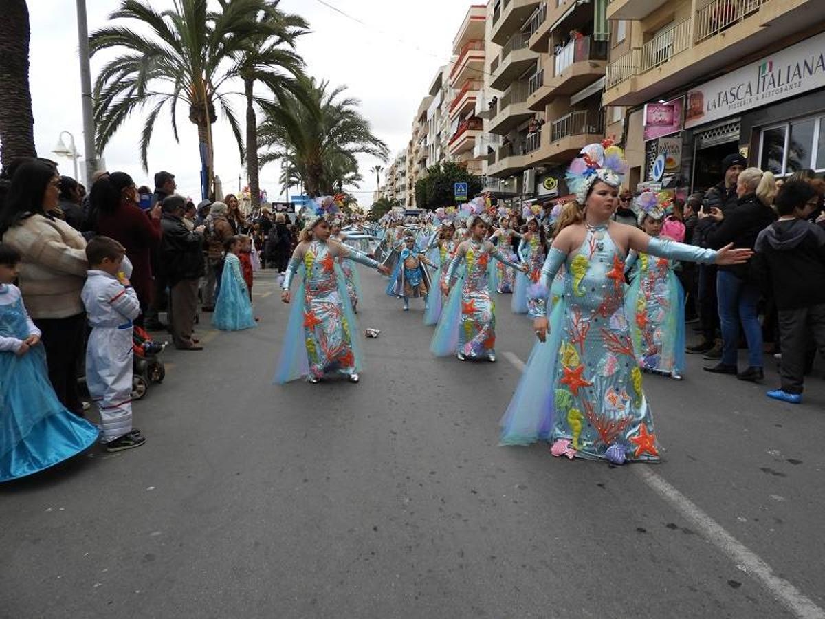 El pasado fin de semana finalizaron los carnavales en las localidades del Levante almeriense. Un año más, turistas y vecinos vivieron intensamente unas fiestas que llenaron las calles de color y alegría.