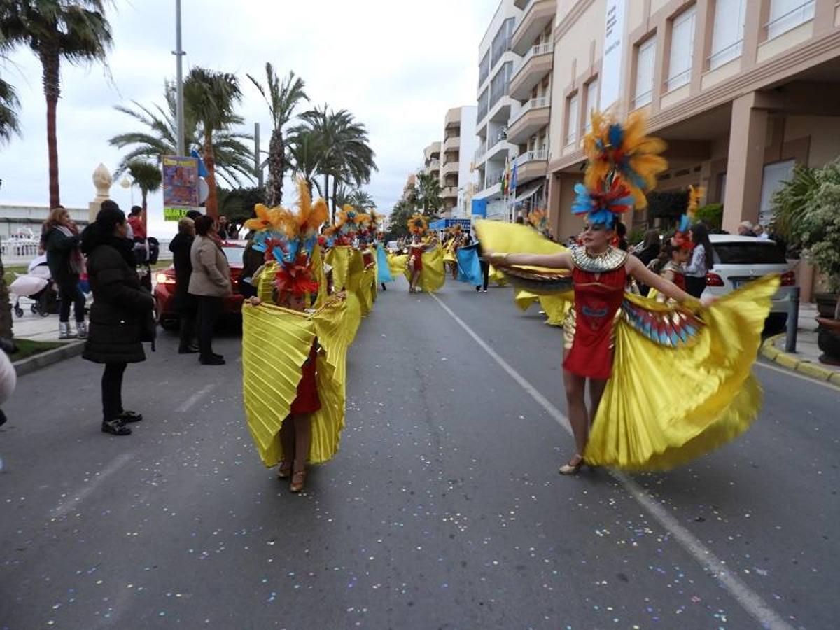 El pasado fin de semana finalizaron los carnavales en las localidades del Levante almeriense. Un año más, turistas y vecinos vivieron intensamente unas fiestas que llenaron las calles de color y alegría.