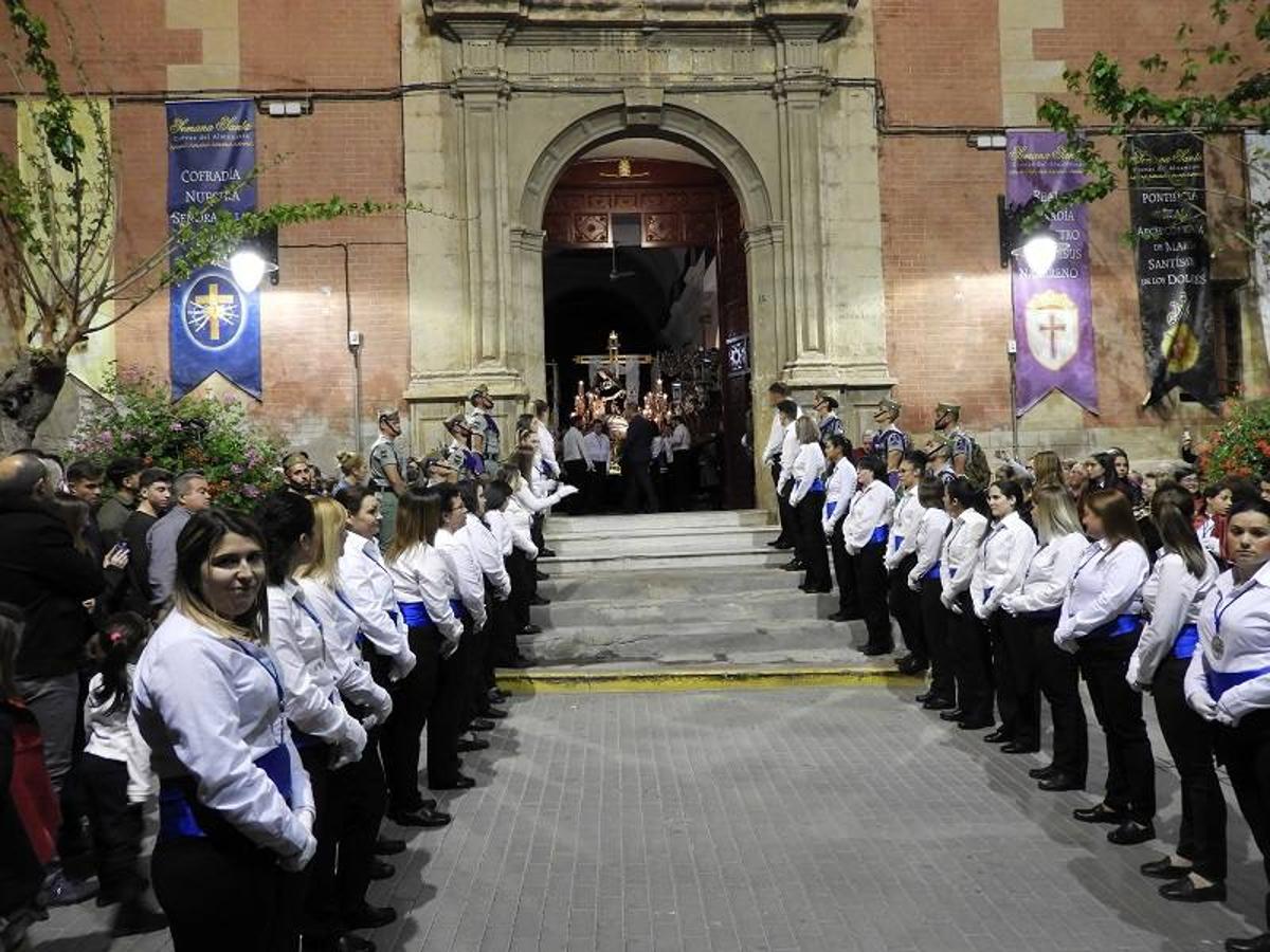 Un Martes Santo más, el Paso Azul de Cuevas del Almanzora realizó su estación de penitencia con la procesión de la Virgen de las Angustias, tradicional por ser portada a hombros por mujeres.