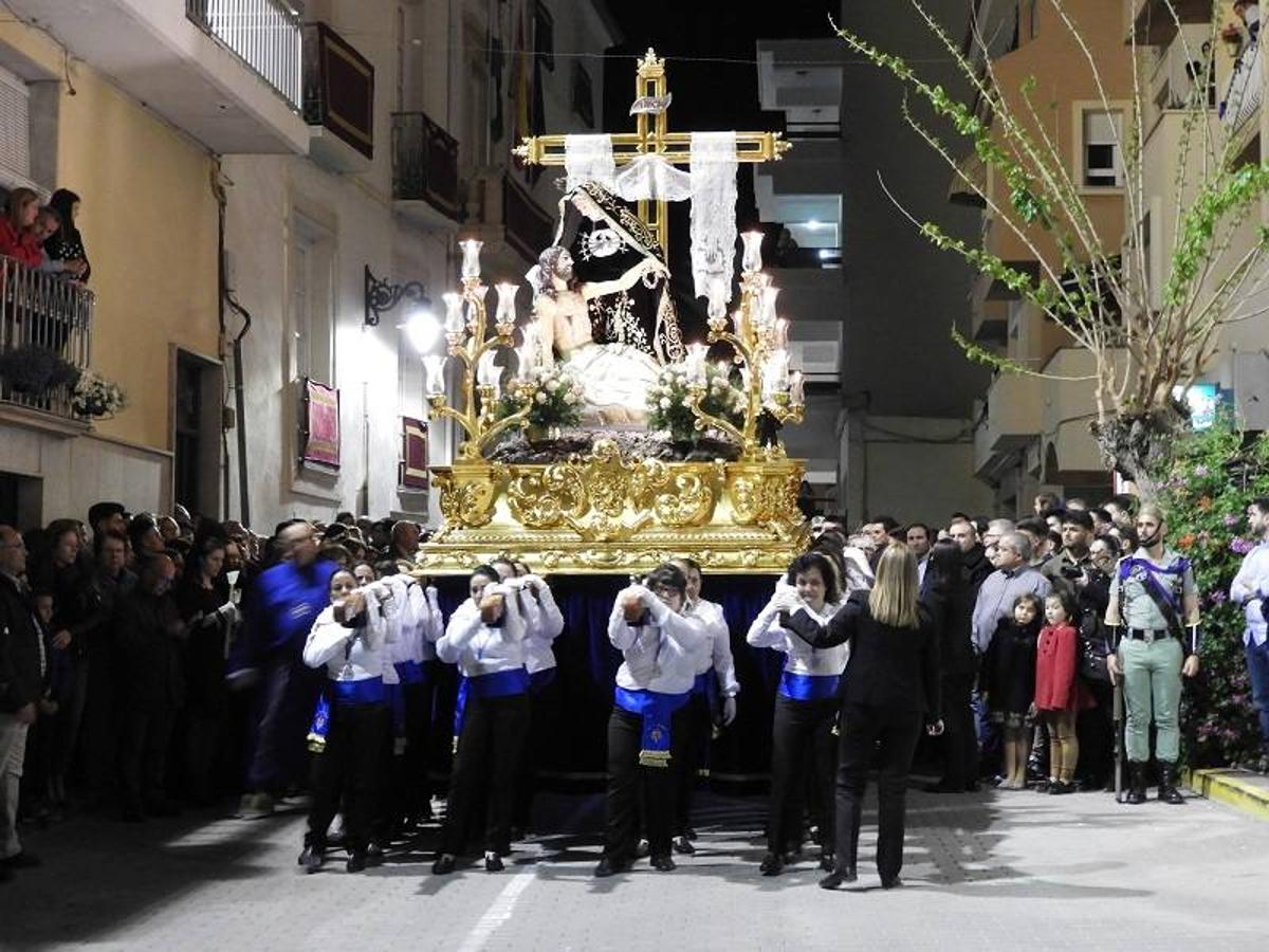 Un Martes Santo más, el Paso Azul de Cuevas del Almanzora realizó su estación de penitencia con la procesión de la Virgen de las Angustias, tradicional por ser portada a hombros por mujeres.