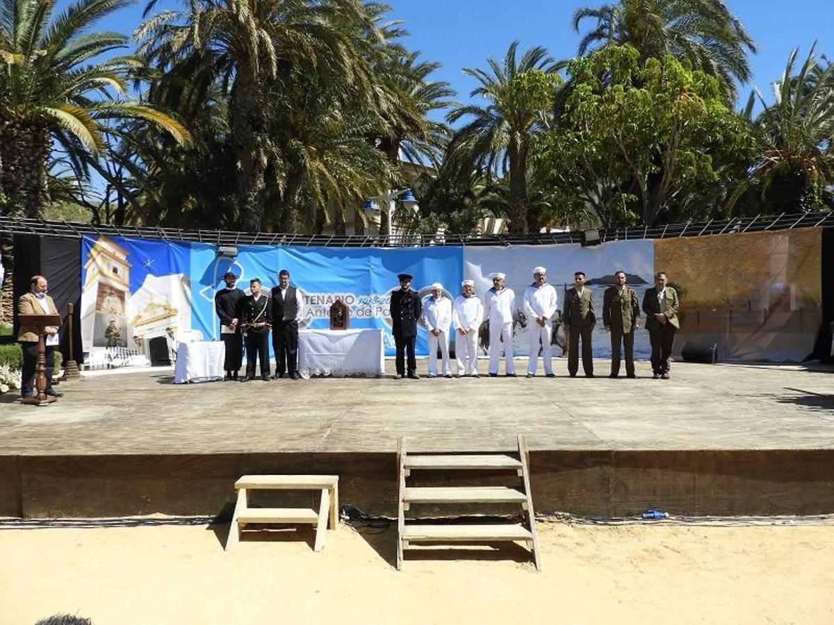 Lágrimas de emoción y el estruendo de los cohetes se mezclaron ayer en Carboneras con el grito de «¡viva San Antonio de Padua!». Y es que se cumplieron exactamente cien años desde que el obispo de Almería, Vicente Casanova Marzol, decretó el nombramiento del santo patrón del municipio, tras la solicitud enviada al obispado por los propios vecinos.