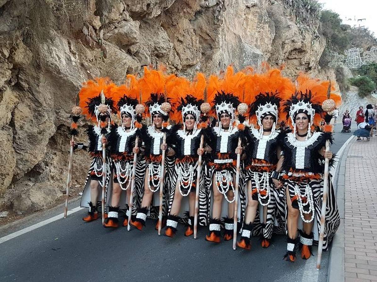 Las calles de Mojácar acogieron ayer el gran desfile de Moros y Cristianos que puso el broche de oro, de una manera espectacular, a la 30ª edición de las fiestas más populares de la localidad.
