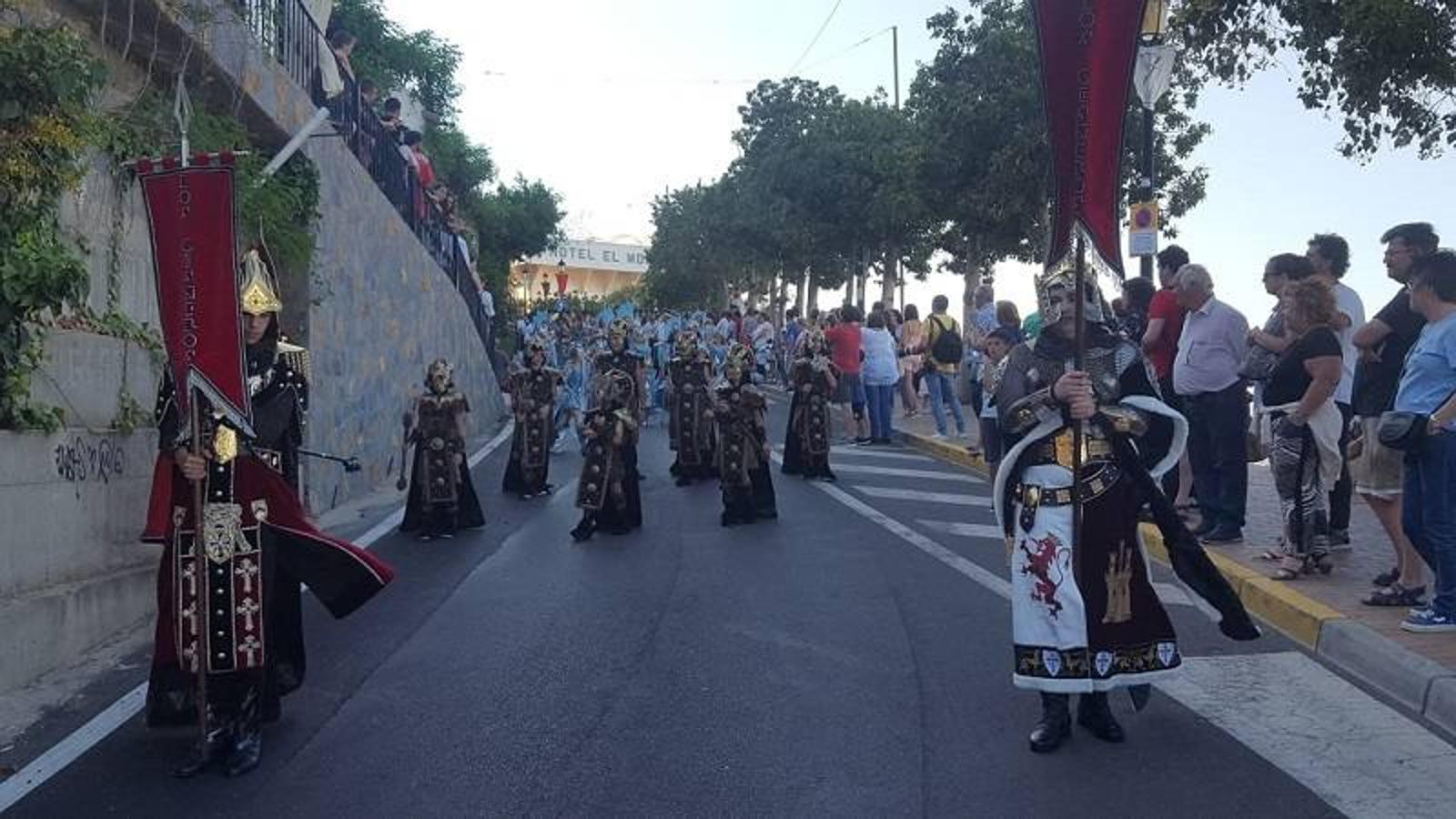 Las calles de Mojácar acogieron ayer el gran desfile de Moros y Cristianos que puso el broche de oro, de una manera espectacular, a la 30ª edición de las fiestas más populares de la localidad.