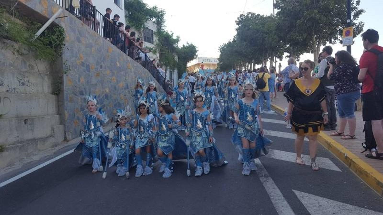 Las calles de Mojácar acogieron ayer el gran desfile de Moros y Cristianos que puso el broche de oro, de una manera espectacular, a la 30ª edición de las fiestas más populares de la localidad.