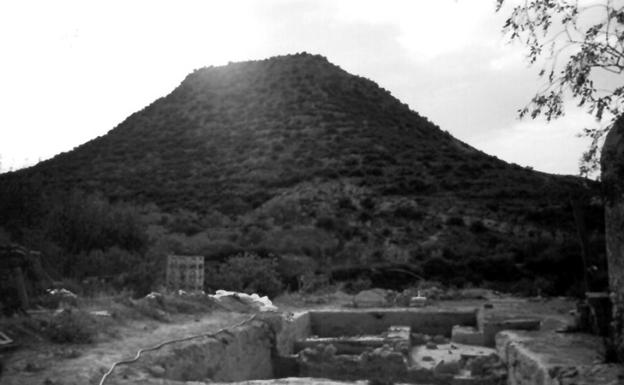 Yacimiento arqueológico de las Pilas, con Mojácar la Vieja al fondo.