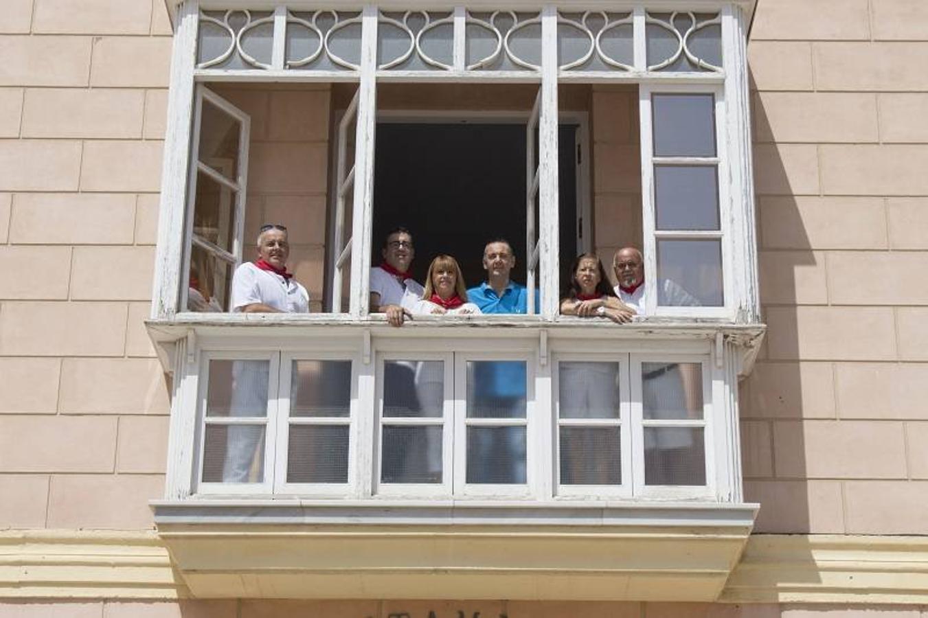Como cada 6 de julio desde hace cuatro años un grupo de carboneros y pamploneses se dieron cita a mediodía de ayer en el Ayuntamiento de Carboneras para vivir su particular chupinazo que da inicio a las fiestas de San Fermín, haciéndoles así sentirse un poco más cerca de su tierra en una fecha tan señalada para ellos.