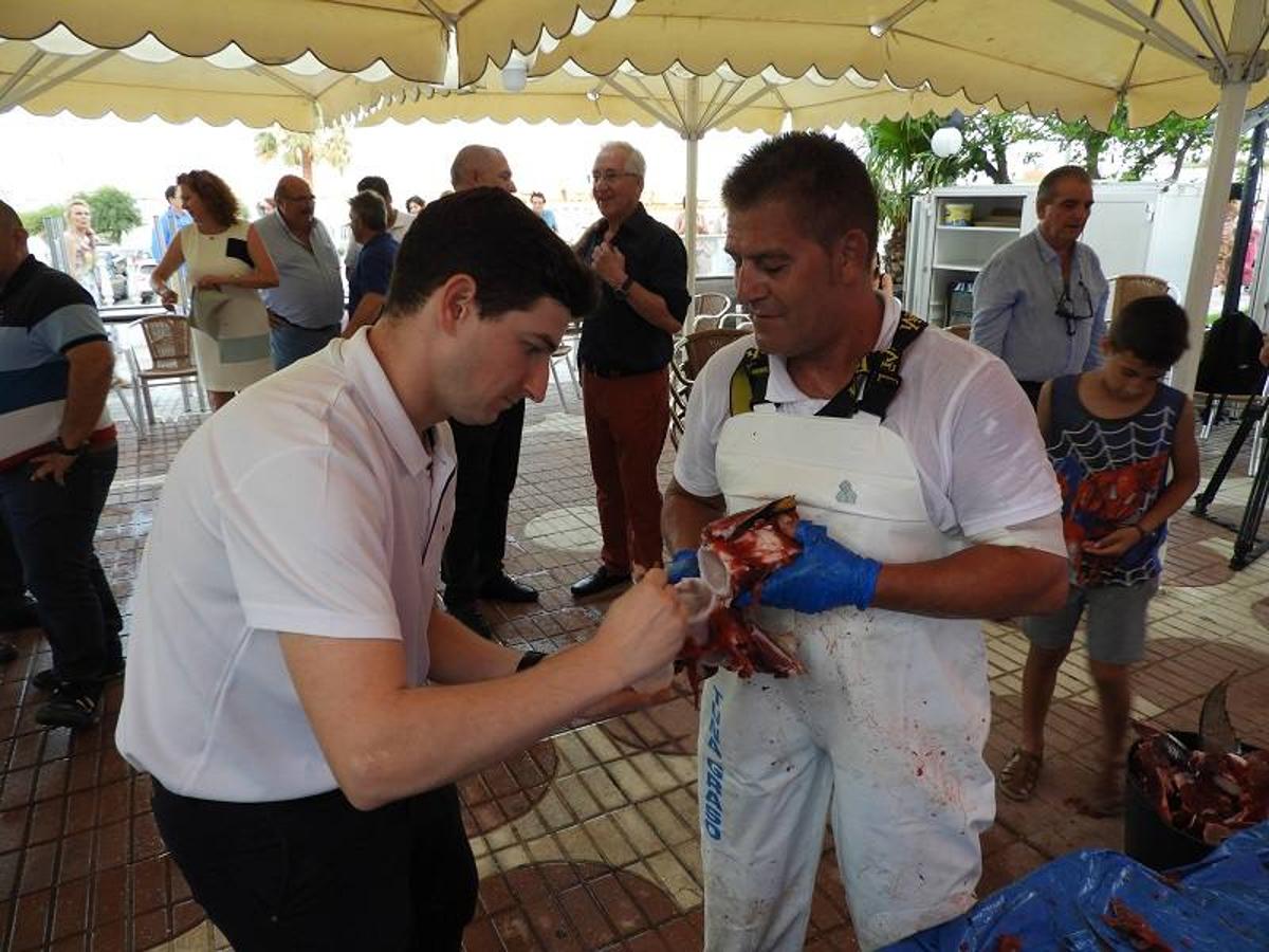 En un marco incomparable como es el paseo del Malecón de Garrucha, restaurante Escánez celebró el I Ronqueo del Atún rojo del Mediterráneo. Durante el evento, los asistentes tuvieron la oportunidad de degustar la carne recién cortada de la espina del atún así como la médula.