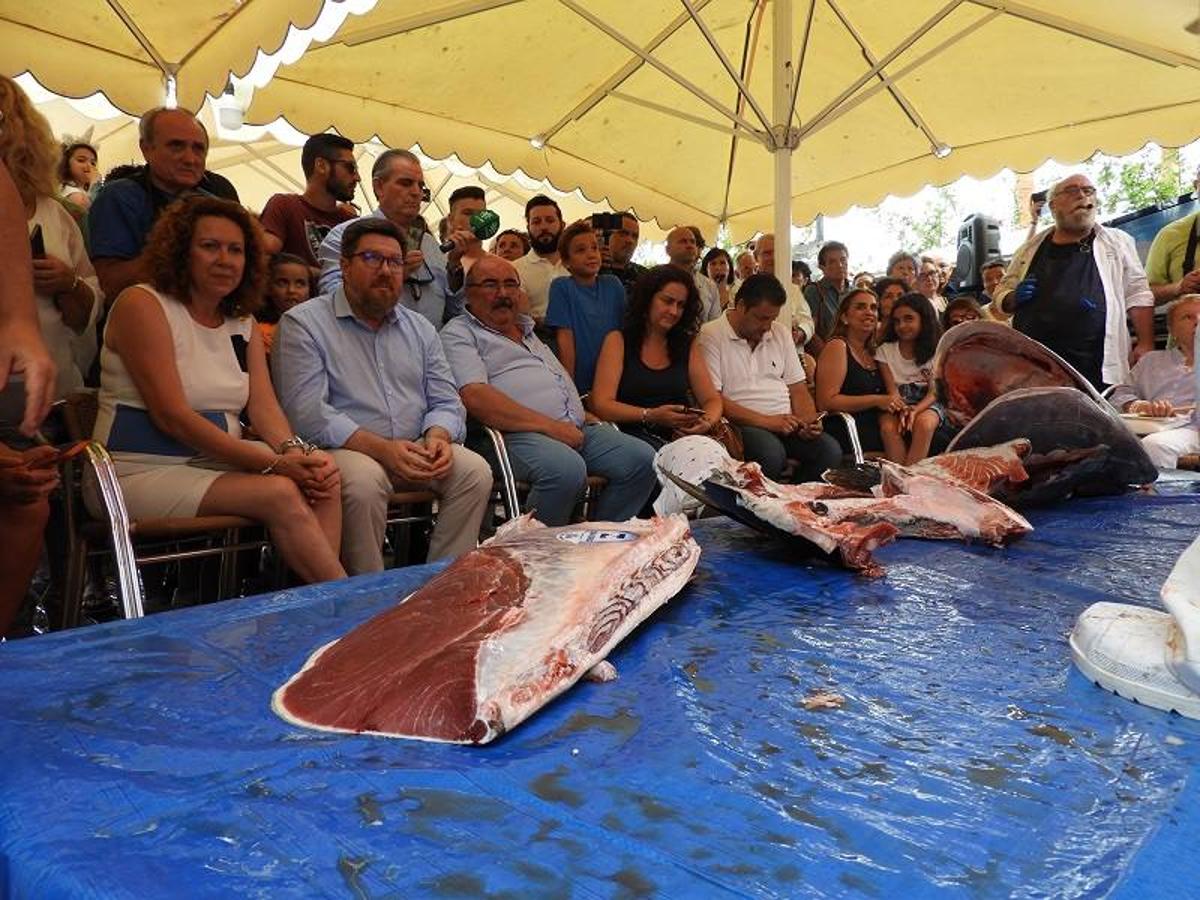 En un marco incomparable como es el paseo del Malecón de Garrucha, restaurante Escánez celebró el I Ronqueo del Atún rojo del Mediterráneo. Durante el evento, los asistentes tuvieron la oportunidad de degustar la carne recién cortada de la espina del atún así como la médula.