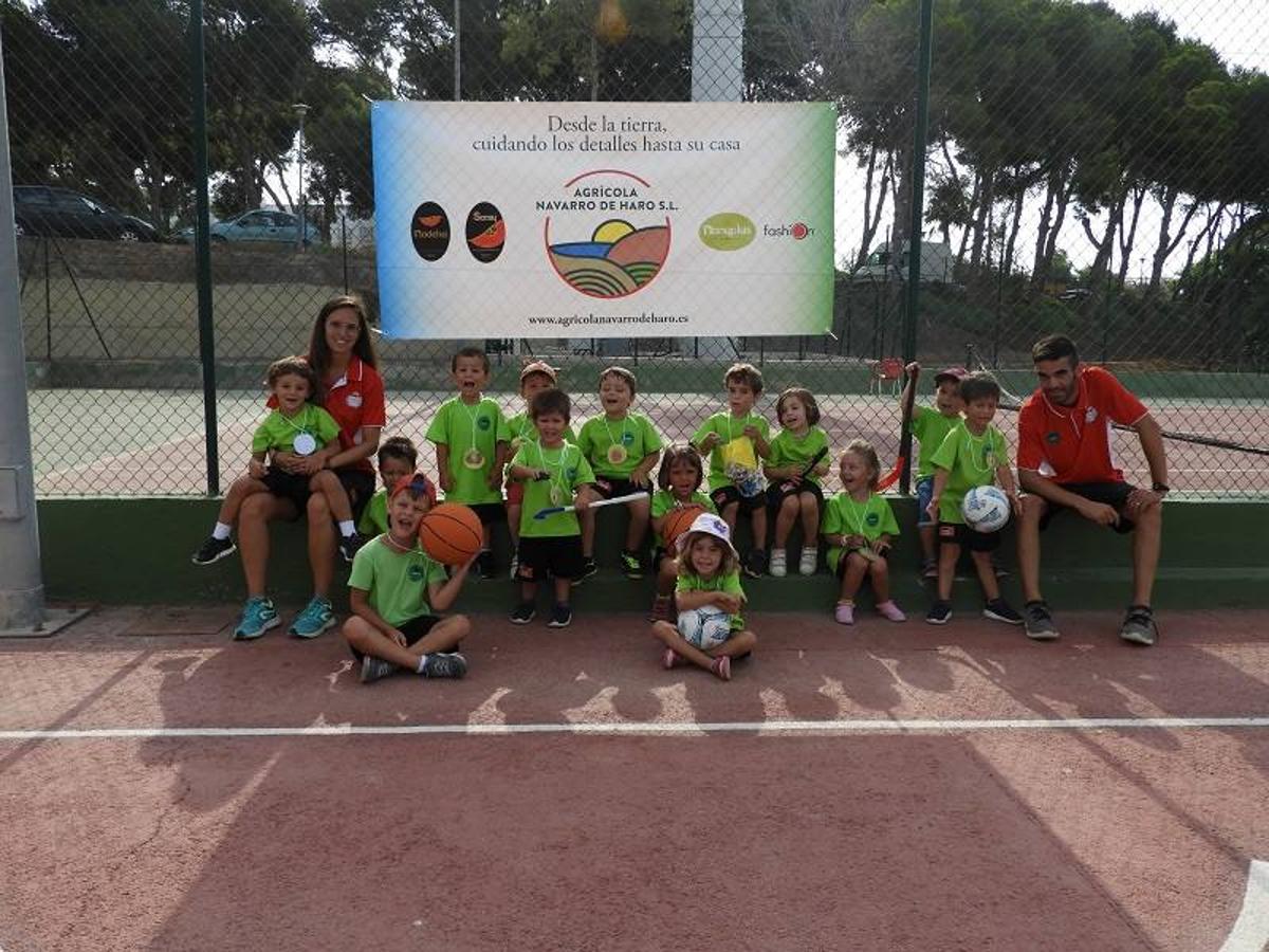 La ludoteca multideporte de verano del Club Deportivo Puerto Rey celebra una jornada para fomentar la alimentación saludable entre su medio centenar de alumnos.