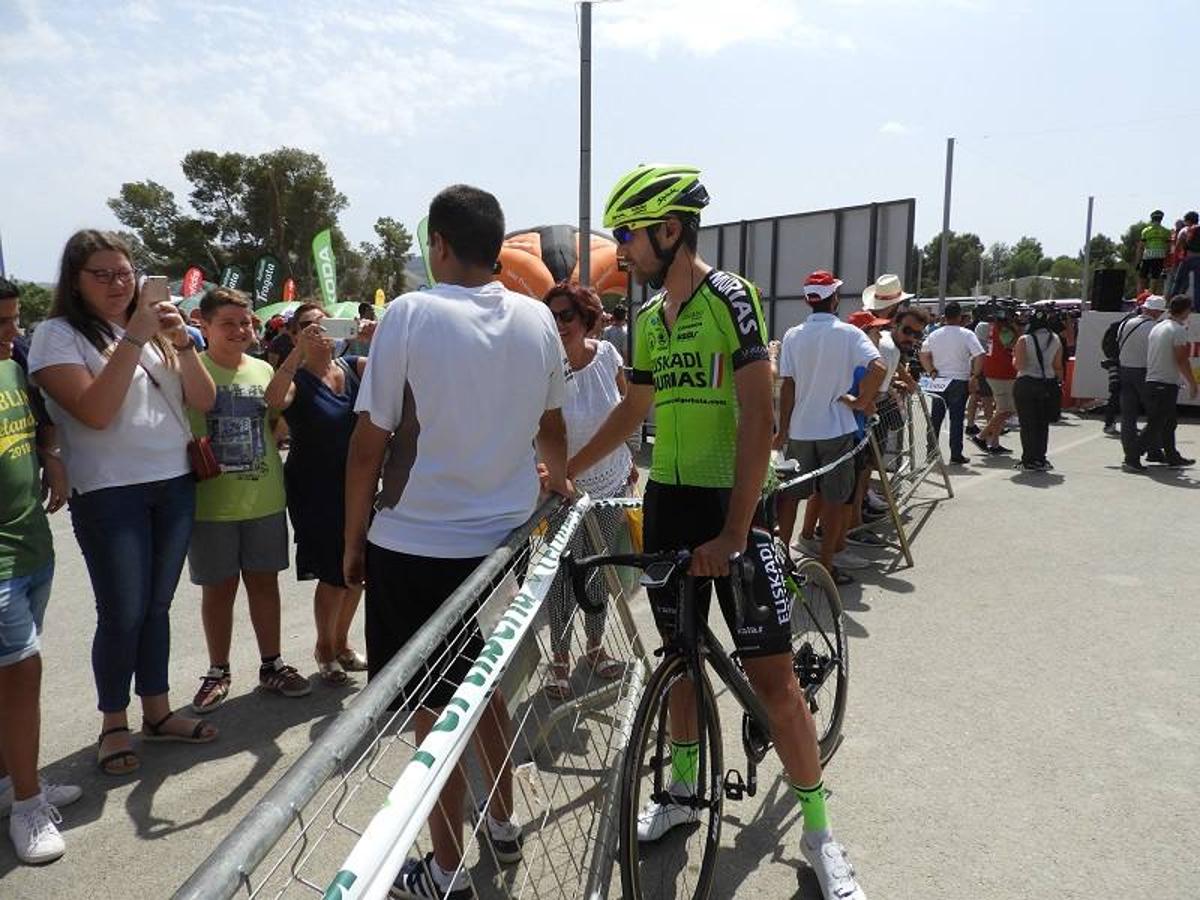 Huércal-Overa acogió, por primera vez en su historia, la salida de una etapa de la Vuelta Ciclista a España. El municipio del Levante almeriense vivió una jornada histórica y recibió miles de visitantes de todos los rincones del mundo.
