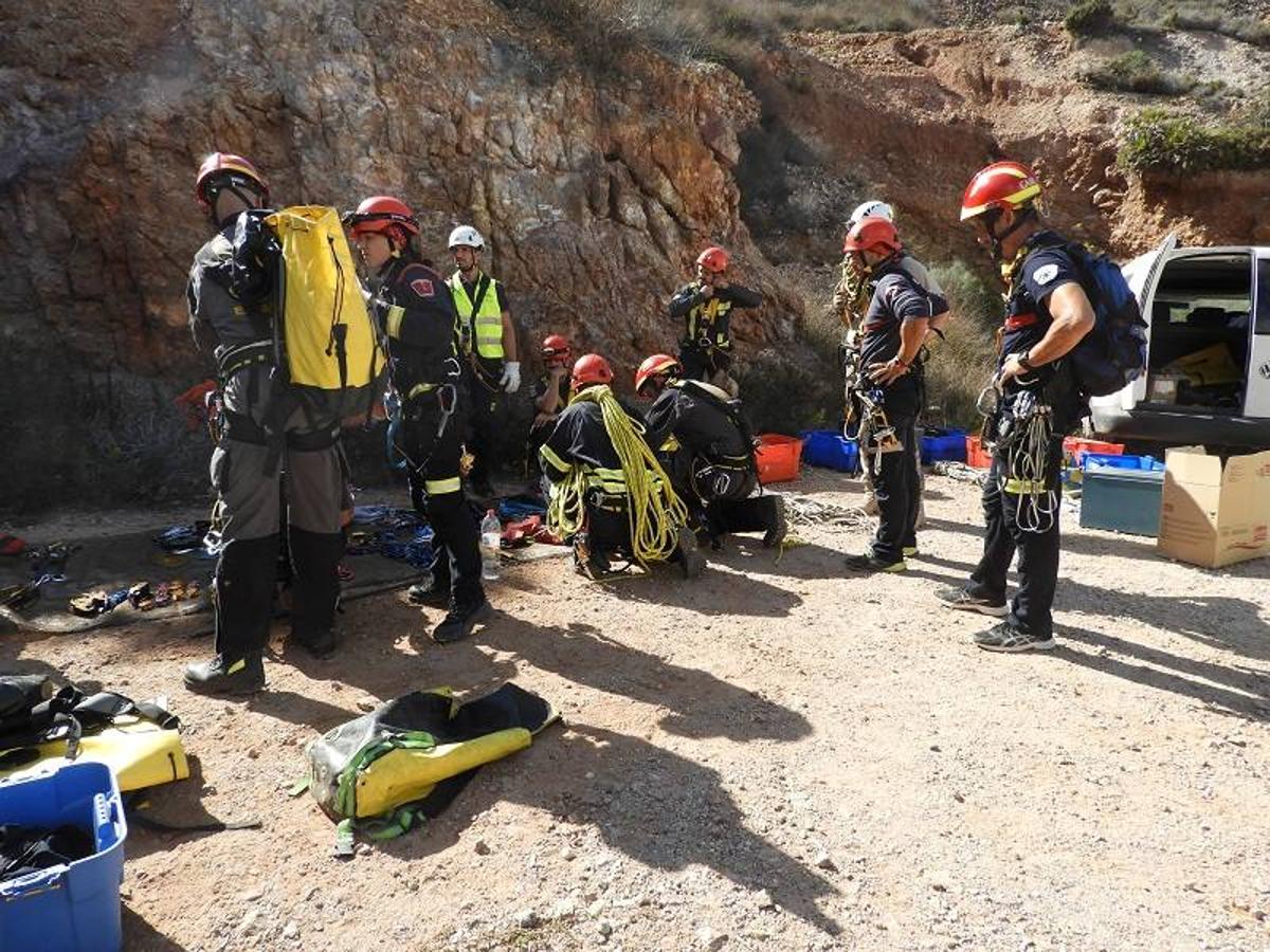 Un grupo de 26 bomberos de Almería está ampliando y reforzando sus conocimientos en 'Seguridad en altura en operaciones de salvamento', un curso impartido por la Escuela de Seguridad Pública de Andalucía (ESPA), en el que han participado efectivos del Ayuntamiento de Almería y de los Consorcios del Poniente y del Levante.