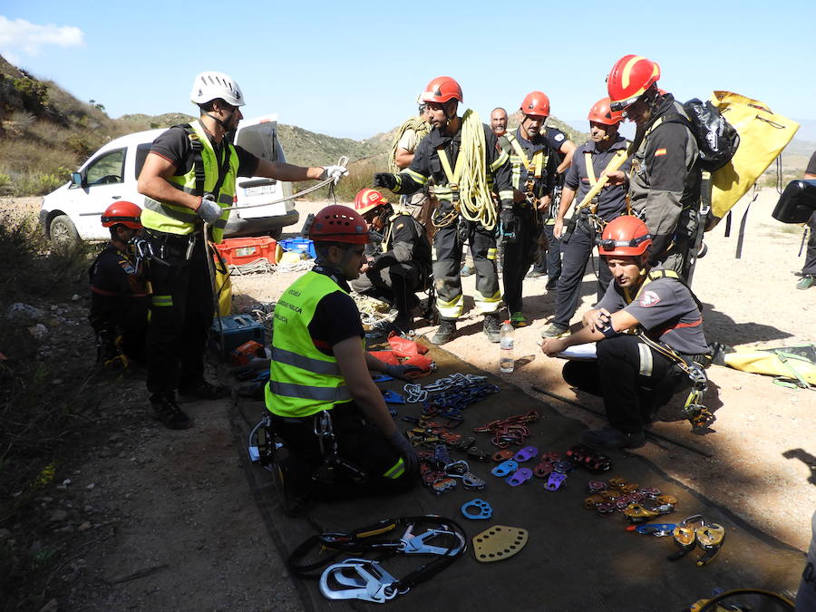 Los profesionales amplían sus conocimientos, ya que la formación es elemental en los rescates de este tipo