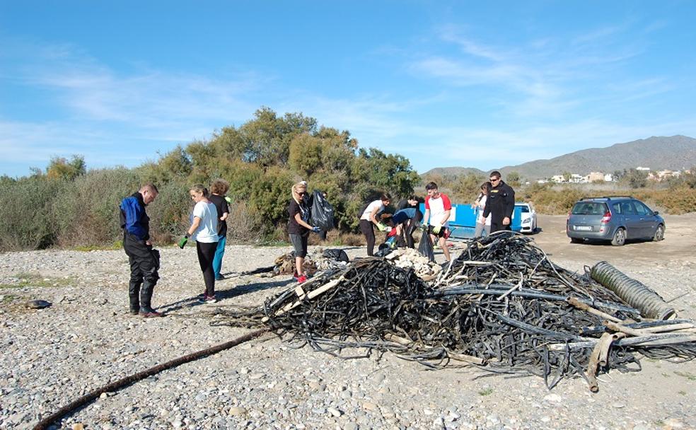 Un equipo de buzos participó en la limpieza organizada por Graeca en la desembocadura del río Almanzora, en Villaricos. 
