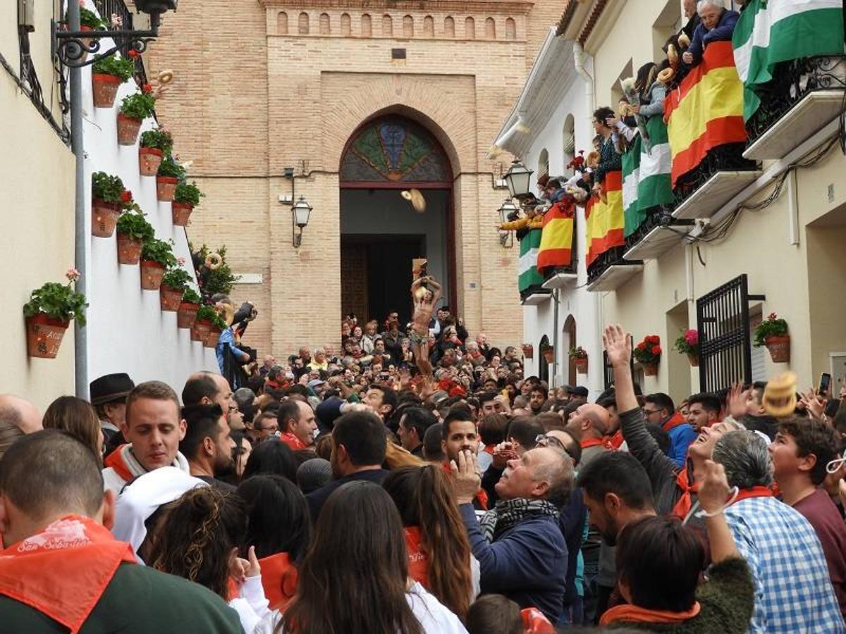 Ni el frio ni la amenaza de lluvia frenó a los miles de visitantes que se desplazaron hasta Lubrín para disfrutar junto a sus vecinos de la primera fiesta del año en el Levante almeriense, declarada de Interés Turístico de Andalucía.