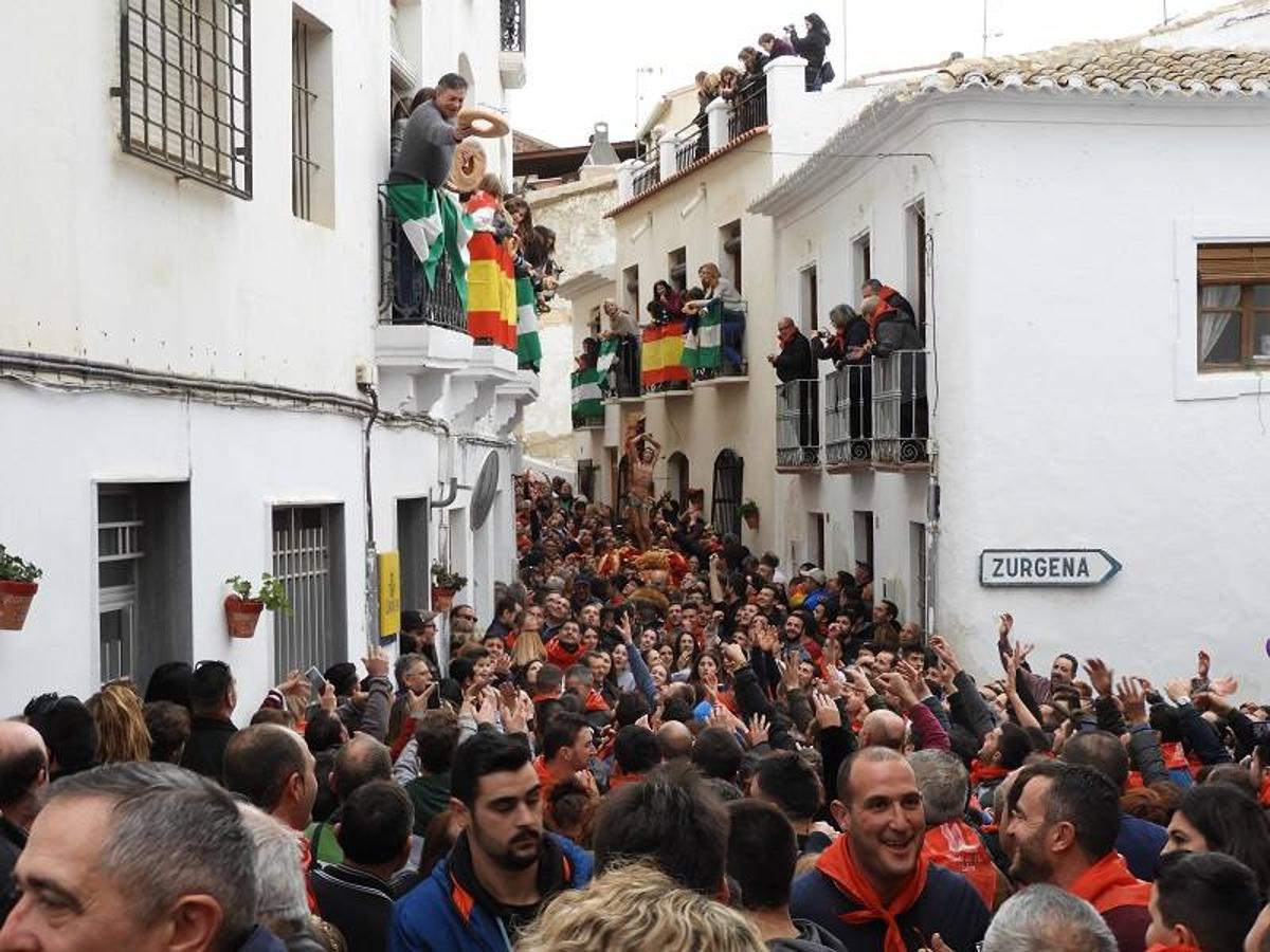 Ni el frio ni la amenaza de lluvia frenó a los miles de visitantes que se desplazaron hasta Lubrín para disfrutar junto a sus vecinos de la primera fiesta del año en el Levante almeriense, declarada de Interés Turístico de Andalucía.