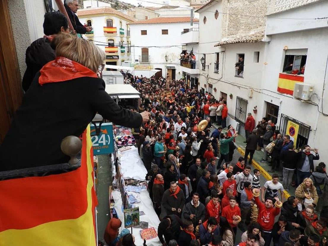 Ni el frio ni la amenaza de lluvia frenó a los miles de visitantes que se desplazaron hasta Lubrín para disfrutar junto a sus vecinos de la primera fiesta del año en el Levante almeriense, declarada de Interés Turístico de Andalucía.