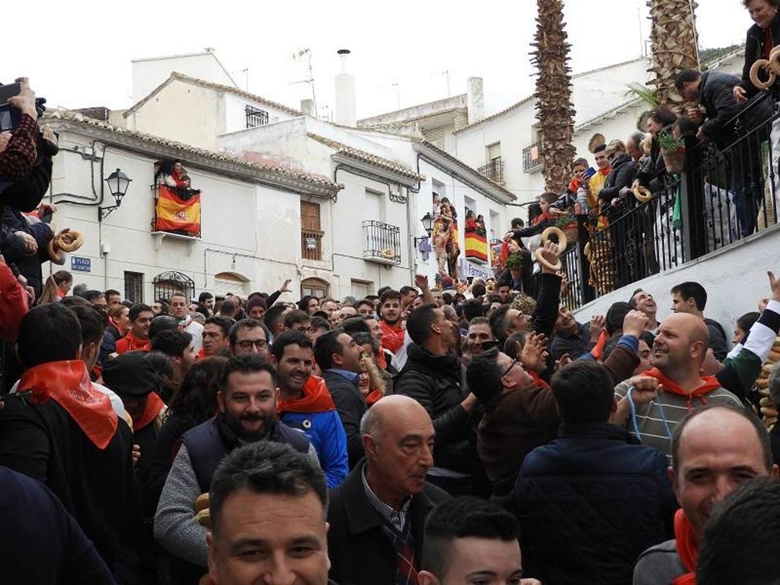 Ni el frio ni la amenaza de lluvia frenó a los miles de visitantes que se desplazaron hasta Lubrín para disfrutar junto a sus vecinos de la primera fiesta del año en el Levante almeriense, declarada de Interés Turístico de Andalucía.