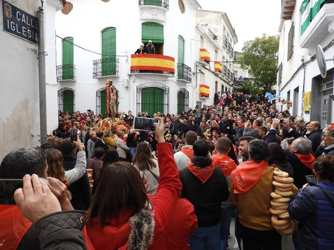 Ni el frio ni la amenaza de lluvia frenó a los miles de visitantes que se desplazaron hasta Lubrín para disfrutar junto a sus vecinos de la primera fiesta del año en el Levante almeriense, declarada de Interés Turístico de Andalucía.