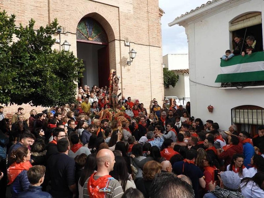 Ni el frio ni la amenaza de lluvia frenó a los miles de visitantes que se desplazaron hasta Lubrín para disfrutar junto a sus vecinos de la primera fiesta del año en el Levante almeriense, declarada de Interés Turístico de Andalucía.